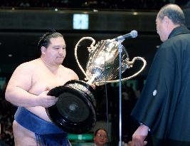 Kaio lifts the Emperor's Cup at summer sumo